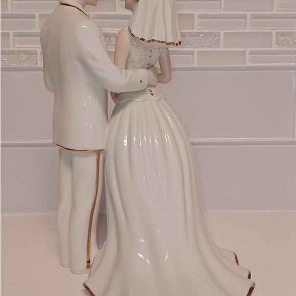 LENOX United In Love Wedding Figurine Cake Topper Brunette Bride & Groom - Picture 5 of 8